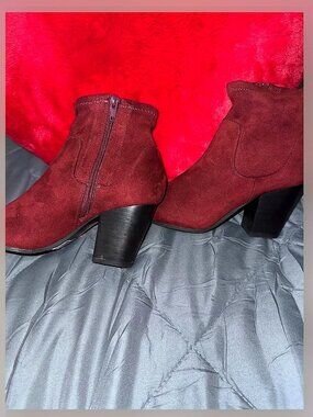 Aldo size 6 burgundy ankle boots
